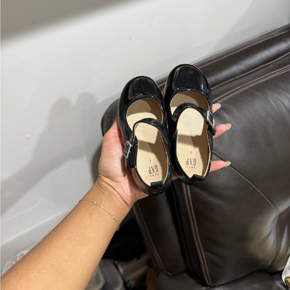 Toddler gap flats size 7 worn once